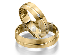 Классические обручальные кольца из желтого золота с ассиметричной дорожкой с бриллиантом в женском к