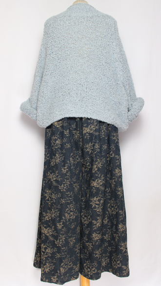 БРЮКИ-ЮБКА джинс-гобелен "БЕЗ КАРМАНОВ" букетики цветов черные, синие р.46-54