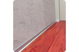 Фото готового решения с плинтусом ПЛ 40 в современном стиле.