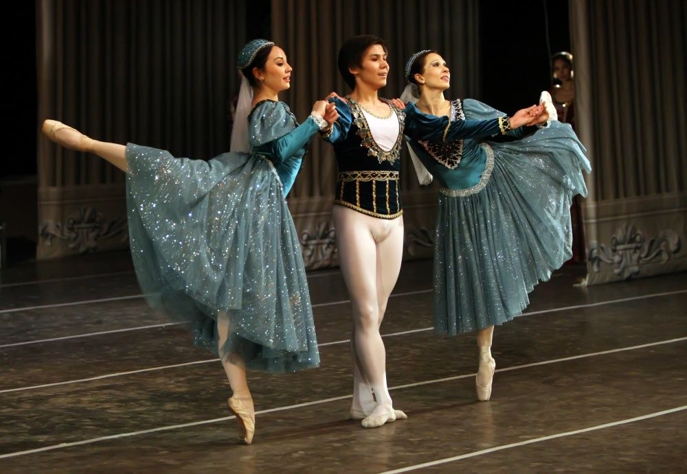 Лебединое озеро неаполитанский танец. Па де Труа Лебединое озеро. Неаполитанский танец из балета Лебединое озеро. Венгерский танец Лебединое озеро.