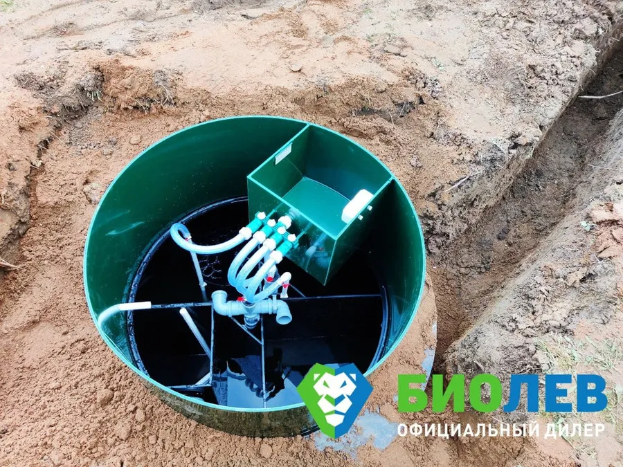 Станция почти осыпана и наполнена водой