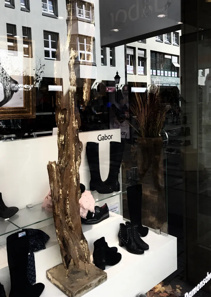 Декор витрины обувного магазина, Мюнхен, Германия.