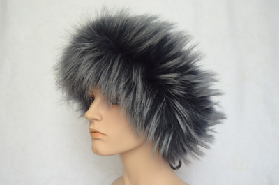 Вязаная шапка с меховой оторочкой из натурального меха енота Италия фото