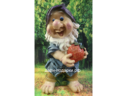 Гном с клубникой 66*34см   4,5кг   полистоун Россия 5640/012632