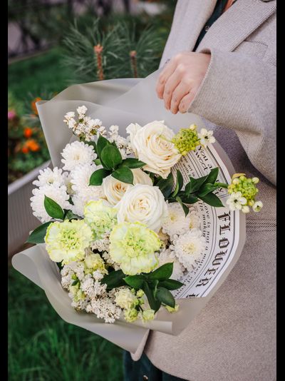 Белый с зелеными гвоздиками