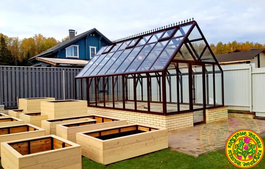 Теплица из алюминия и стекла «Честерфилд». Возможно окрашивание в любой цвет по шкале RAL.
 Полную комплектацию можно посмотреть в нашем каталоге по артикулу 3-6CH.