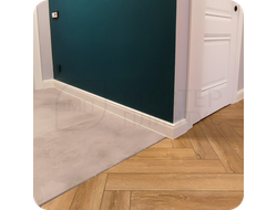 Плинтус ХДФ Dollken Cubu Hamburg Style 100мм Х 2,5 м 5012 Белый в интерьере 1