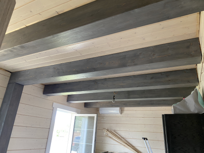 фальш-балка из тонированной сосны с брашированием