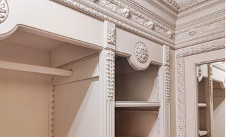 Встроенная резная гардеробная комната белая.