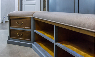 Вешалка для прихожей угловая с нижней тумбой.