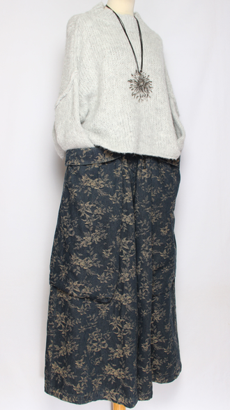 БРЮКИ-ЮБКА джинс-гобелен "КРЕАТИВНЫЕ КАРМАНЫ" букетики цветов черные, синии  р.46-54