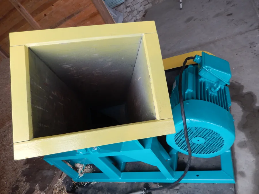 Стандартная комплектация дробилки РДМ-600 с удлинителем горловины, который служит для безопасности работы.