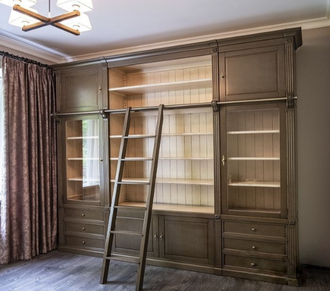 Библиотека модульная с лестницей, с открытой центральной частью.