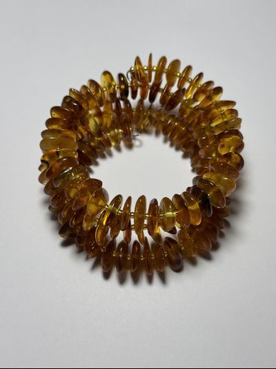 Браслет на пружине тройной из обработанного янтаря