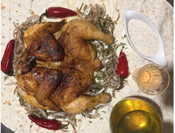 Цыпленок Тапака в лаваше с маринованным луком и острым перцем, с чесночным соусом.