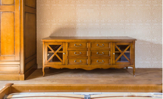 Тумба под ТВ с 6 ящиками и 2 боковыми дверьми со стеклом.