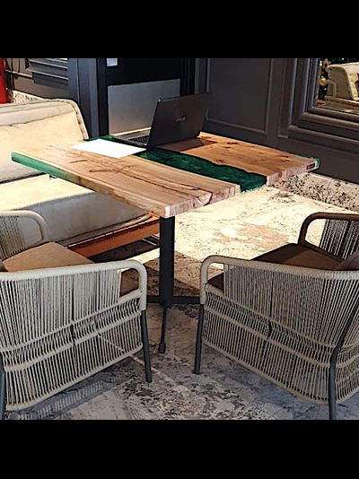 стол река с морским дном бирюзового цвета