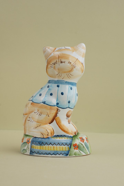 Кошка на травке