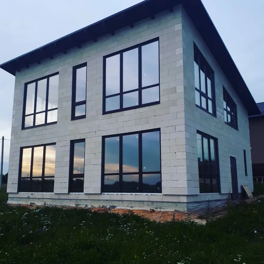 Остекление загородного дома большими панорамными окнами ПВХ 