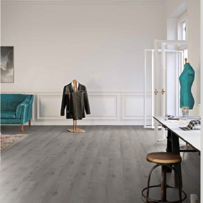 Ламинат Wineo Я создан, чтобы любить тебя в интерьере комнаты