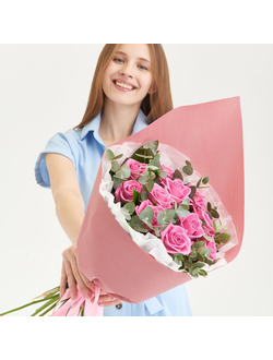 11 розовых роз с эвкалиптом
