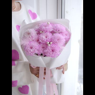 Розовые хризантемы с клубникой в шоколаде