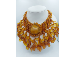 Колье из желто-коричневого янтаря и бисера, с цельным камнем из натурального янтаря