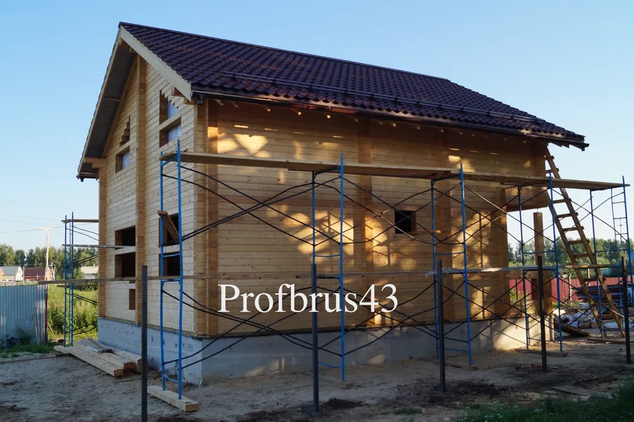 Дом "под крышу" из профилированного бруса камерной сушки 145х195 мм. Возведен в пос. Новая Тура, Республика Татарстан. Срок возведения на готовый фундамент 3 недели