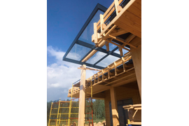 Стеклянный навес над входом