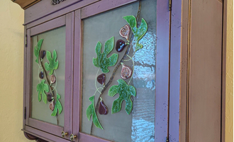 Буфет с витражами, в технике фьюзинг.