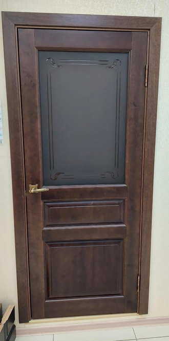 Дверь из массива ольхи остекленная "Уинстон бреннерский орех"