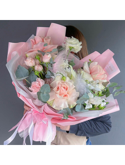 Розовый букет с французскими розами эвкалиптом и пион -ой розой