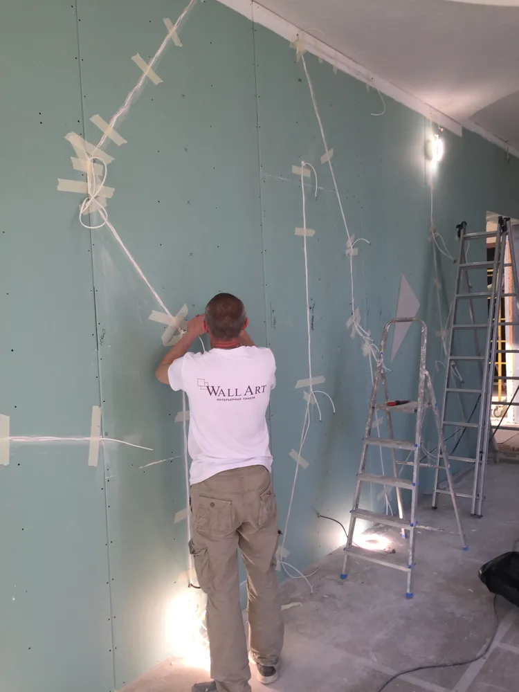 Далее фрезером режутся штробы и закладываются провода под световые панели.