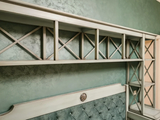 Кровать в виде тахты, с двумя выдвижными ящиками и верхней и боковой надстройкой.