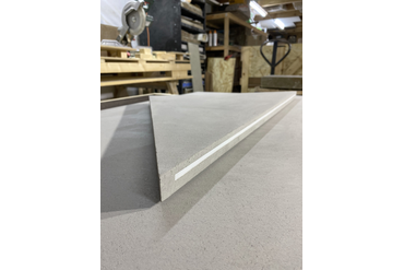 Готовые световые модули под микроцементом. Встроен профиль с лентой, который закрывается матовым рассеивающим экраном. Провод для подключения выведен с обратной стороны панели.