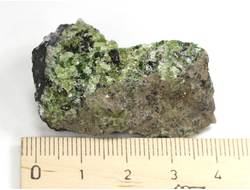 Хризолит (Перидот, Оливин), кристаллы на породе, США (41*24*19 мм, 25 г) №38090