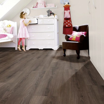 Биополы PURLINE Wineo 1500 wood XL Royal Chestnut Mocca PL086C в интерьере детской комнаты