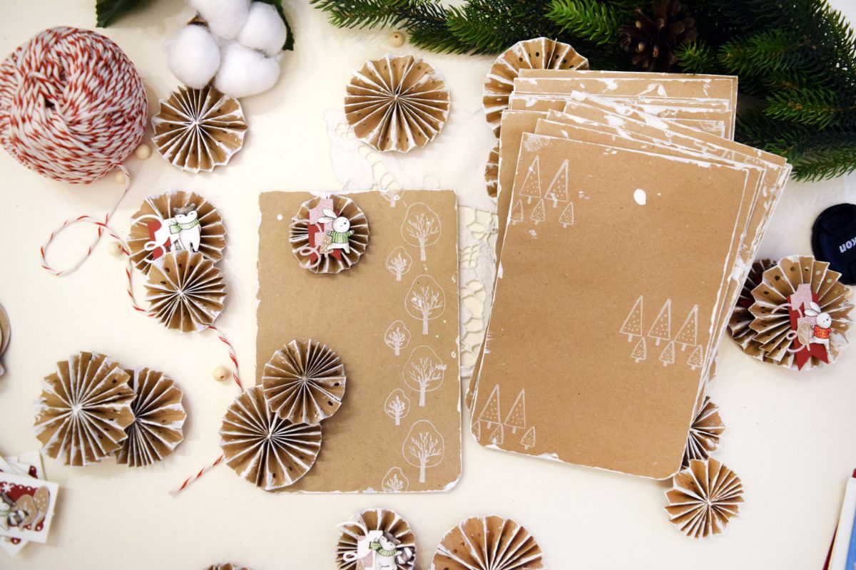 Украшение новогодних коробок. Рождественский венок из крафтовой бумаги. Украшения из крафтовой бумаги. Снежинки из крафтовой бумаги. Новогодняя звезда своими руками.