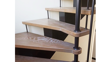 Лестница. Ступени, поручень - массив Ясеня. Пос. Южные ключи