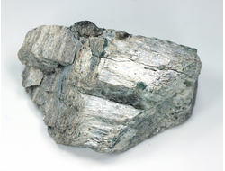 Дельхайелит с серебристой иризацией, светится в УФ, Россия, Мурманская обл. (63*39*32 мм, вес: 85 г) №26498