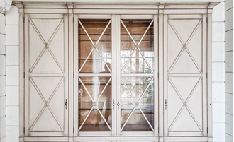 Встроенный шкаф универсальный с перекрестиями.