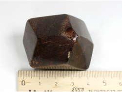 Гранат Альмандин, кристалл полированный, Россия, Кольский п-ов, Тахлинтуайв гора (40*35*34 мм, 110 г) №29834