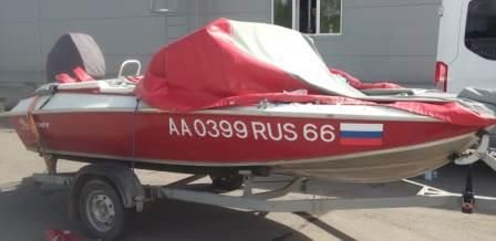 На фото показан белый номер ГИМС на красном катере