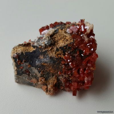 Ванадинит на породе. Марокко. 25*25*20мм