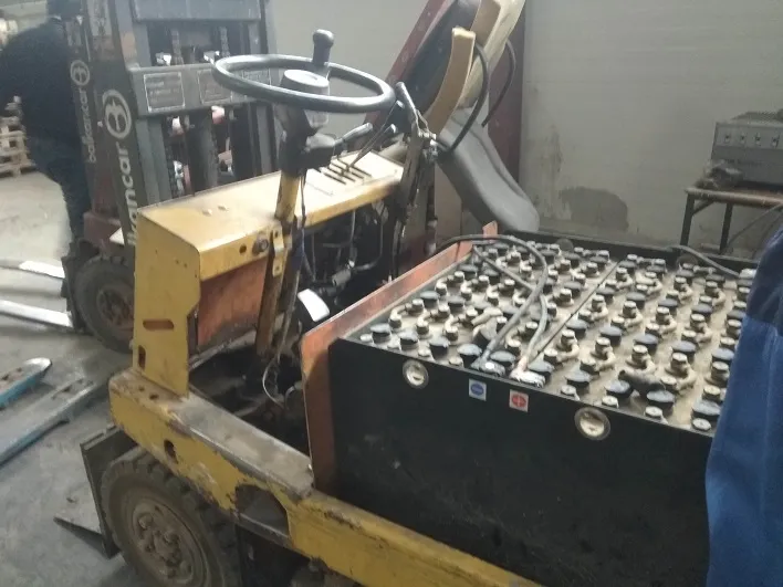 Зарядка аккумулятора вилочного погрузчика