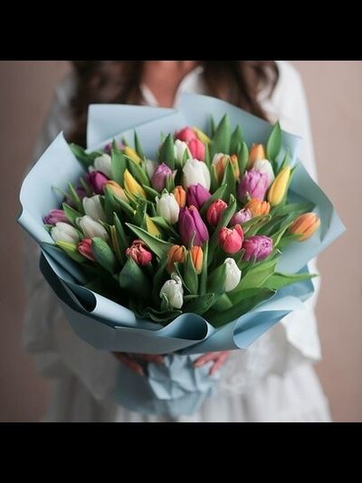 Букет 51 тюльпан в небесном оформление