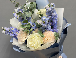 Букет с дельфиниумом "Сила неба"