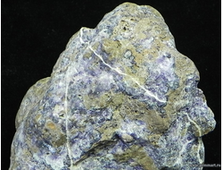 Флюорит (ратовкит) на буром кварците