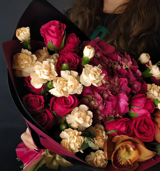 Букет: роза, гортензия, гвоздика, орхидея. Недорогой букет, красный букет, доставка цветов в москве