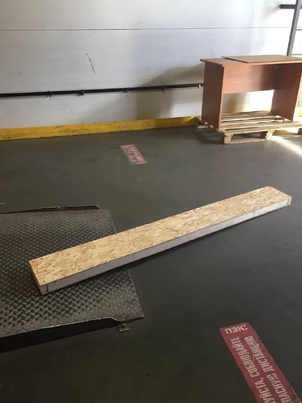 Панели и электрику со световыми профилями отправляли как полагается - в транспортной обрешётке, чтобы все доехало целым.